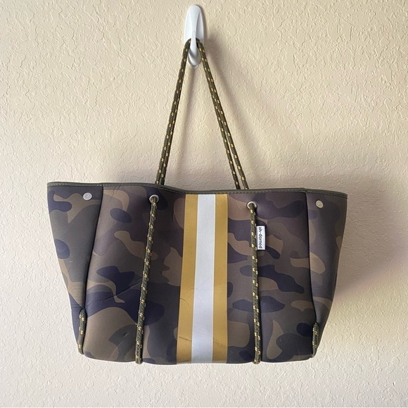 Ahdorned | Women's Neoprene Green Camo Tote Bag With Small Pouch - Picture 1 of 8